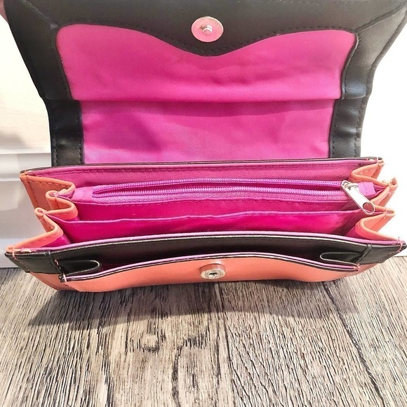 Nicole Miller Black Salmon Leather Womens Geometric Stripe Flap Accordion Wallet - Picture 3 of 3